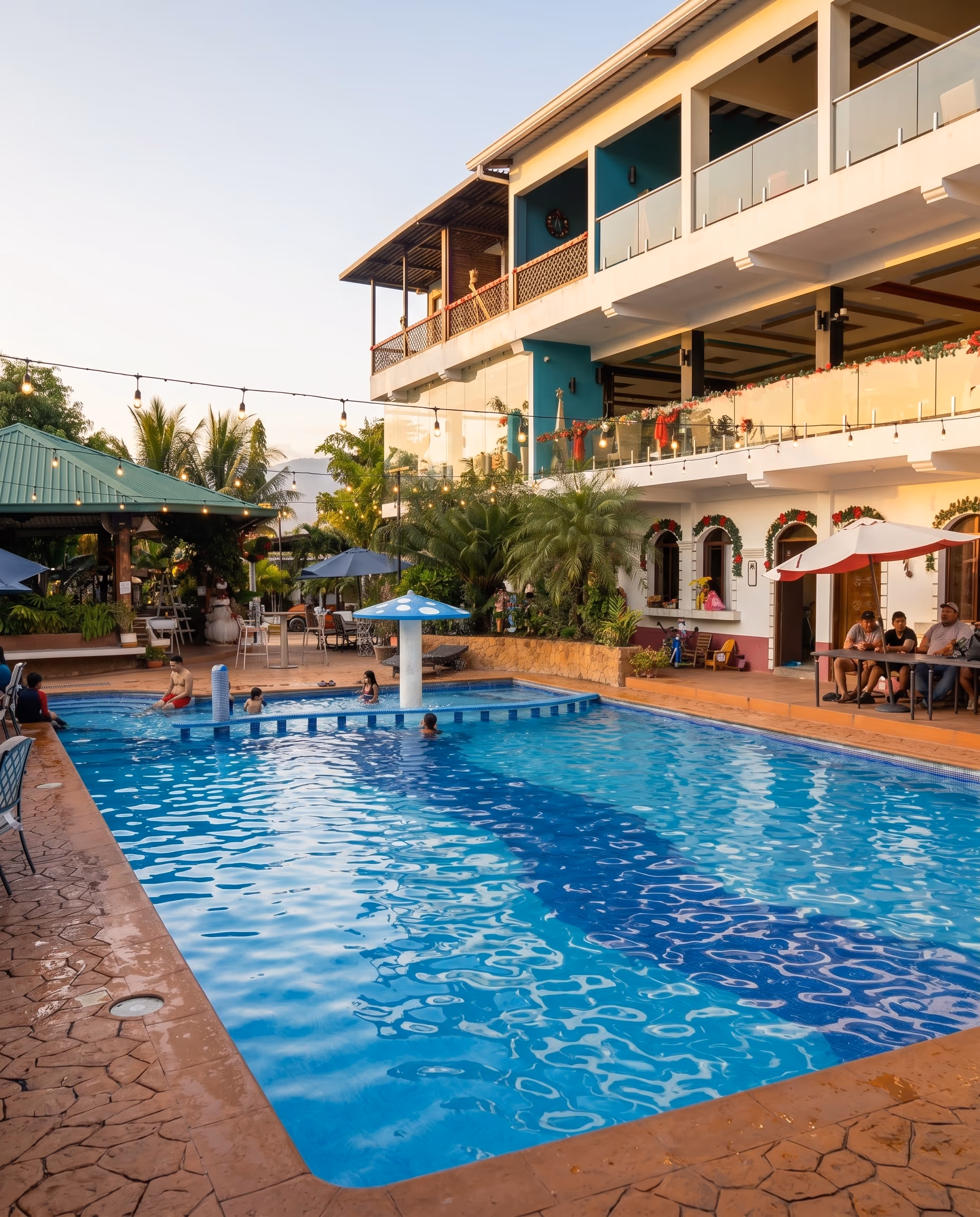 Vista del hotel desde el jardín al atardecer